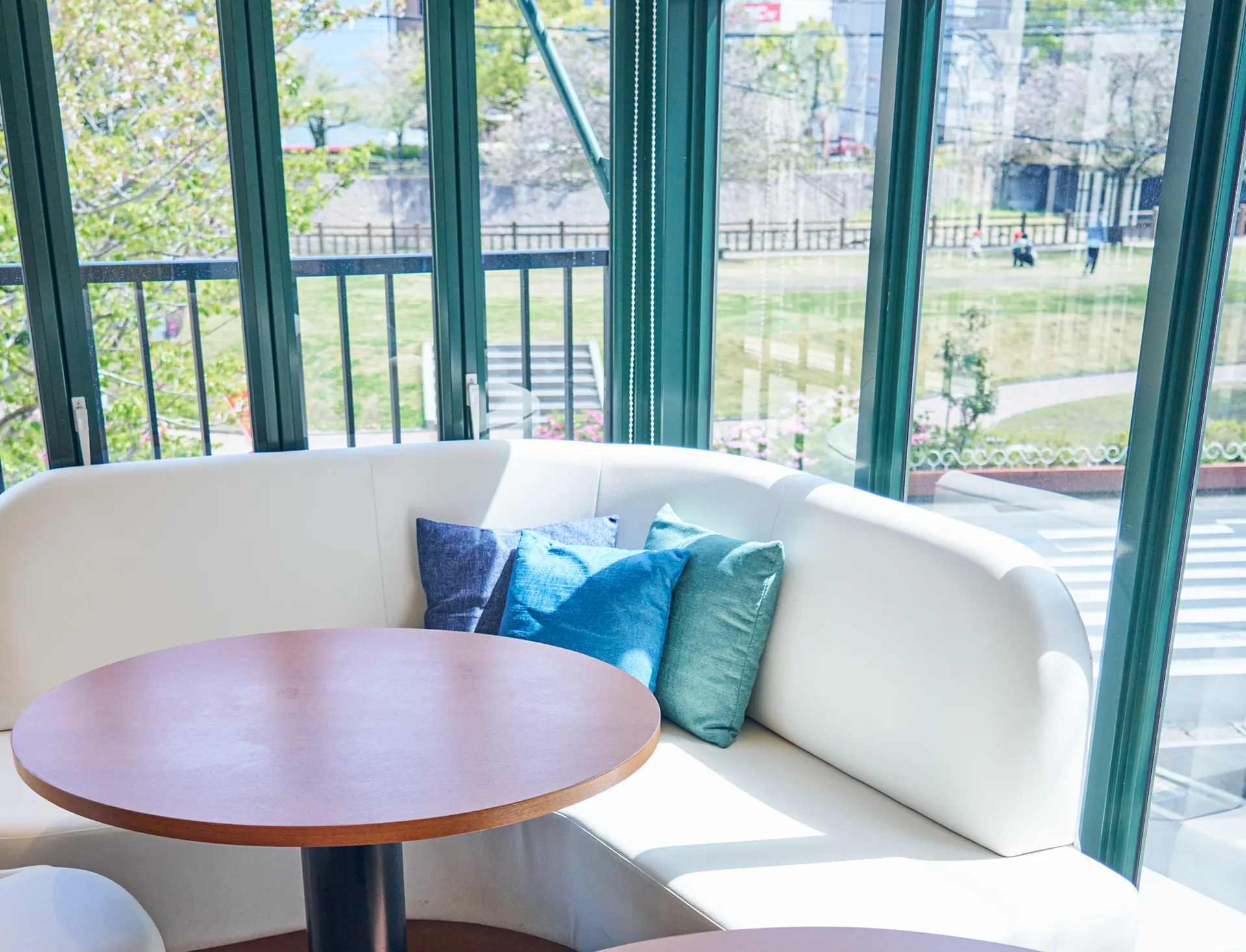 陽がさすレストランの風景